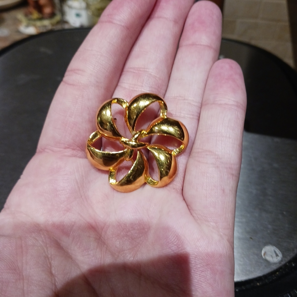 Vintage Signed NAPIER Gold Tone Wreath/Flower Pin Brooch.